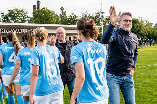 Mats Engqvist och Malmö FFs VD Niclas Carlnén jublar med
