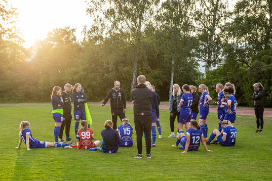 Södra Sandbys tränare Otto Persson samlar spelarna