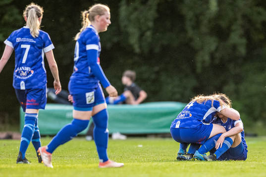 Södra Sandbys Erica Persson Welin tröstas av lagkamrater