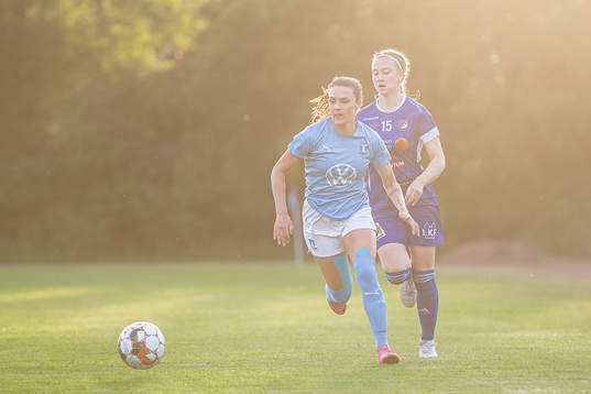 Malmö FFs Saga Fredriksson och Södra Sandbys Agnes