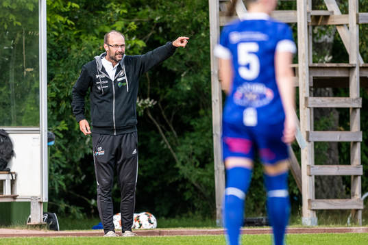 Södra Sandbys tränare Otto Persson reagerar