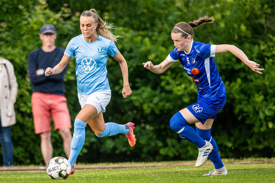 Malmö FFs Elin Björklund och Södra Sandbys Agnes