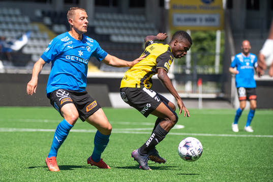 Halmstads Joel Allansson och Häckens Romeo Amane i duell