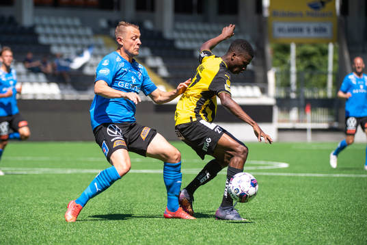 Halmstads Joel Allansson och Häckens Romeo Amane i duell