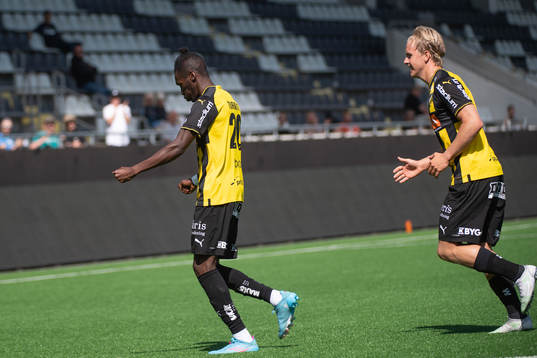 Häckens Blair Turgott (målskytt) och Sebastian Lagerlund