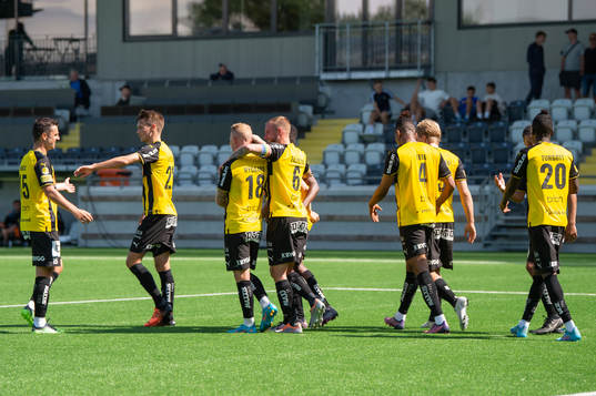 Häckens spelare jublar
