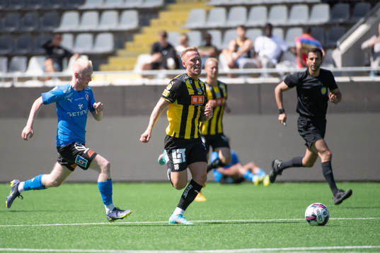 Häckens Mikkel Rygaard i löpduell med Halmstads Pontus