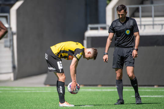 Häckens Leo Bengtssons lägger bollen till rätta på