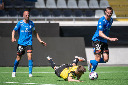Häckens Leo Bengtssons faller i straffområdet och orsakar