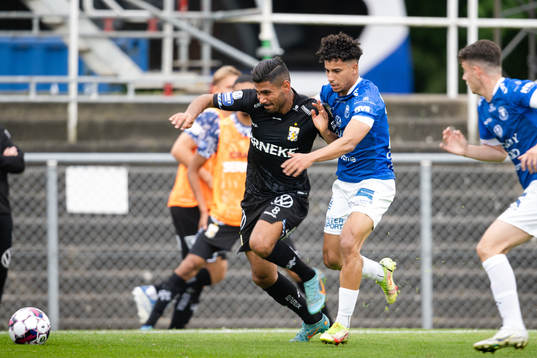 IFK Göteborgs Hosam Aiesh och Trelleborgs Othmane Salama