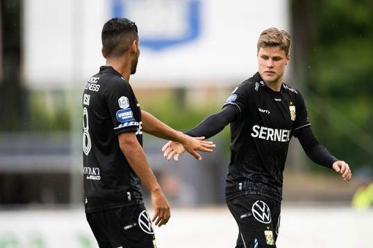 IFK Göteborgs Hosam Aiesh och Gustaf Norlin jublar