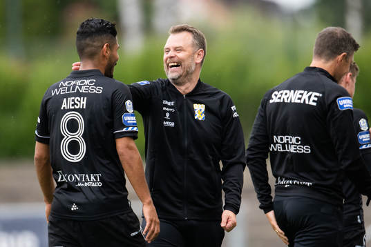 IFK Göteborgs tränare Mikael Stahre och Hosam Aiesh jublar