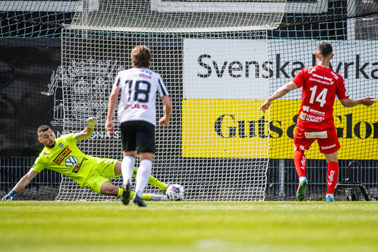 Landskronas målvakt Amr Kaddoura med en straffräddning
