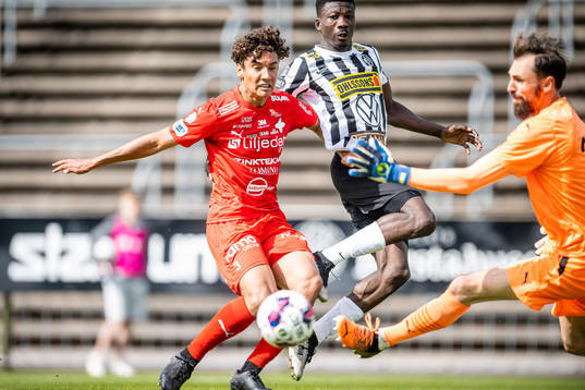 Värnamos Robin Tihi och Landskronas Ousmane Diawara