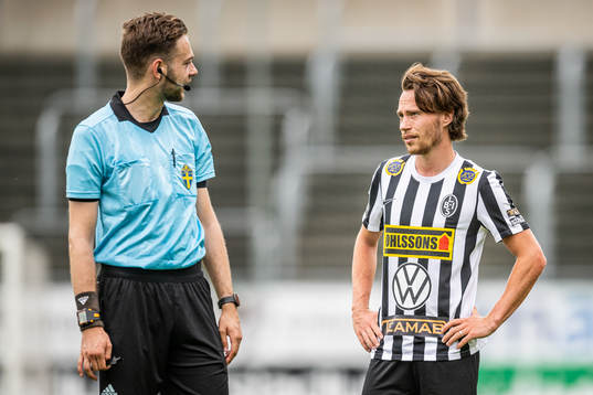 Domare Max Persson i samtal med Landskronas Filip Ottosson