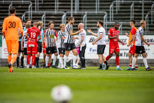 Spelare från Landskrona och Värnamo tackar varandra