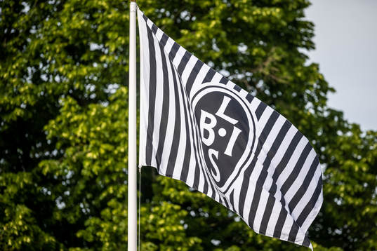 En flagga med Landskronas klubbmärke på