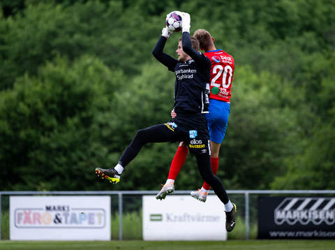 Elfsborgs målvakt Tim Rönning och Helsingborgs Dennis