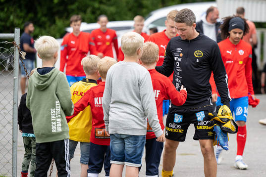 Elfsborgs André Ibsen Rømer hälsar på ungdomar