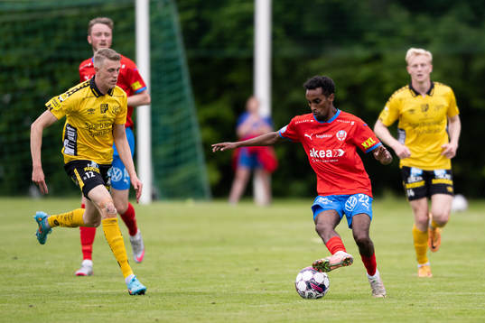 Elfsborgs Alexander Bernhardsson och Helsingborgs Taha Ali