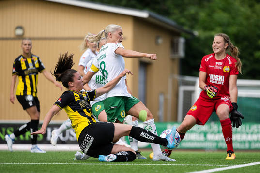 Häckens Pauline Hammarlund oroar framför Hammarbys Alice