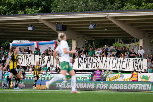 Hammarbys supportar med en banderoll