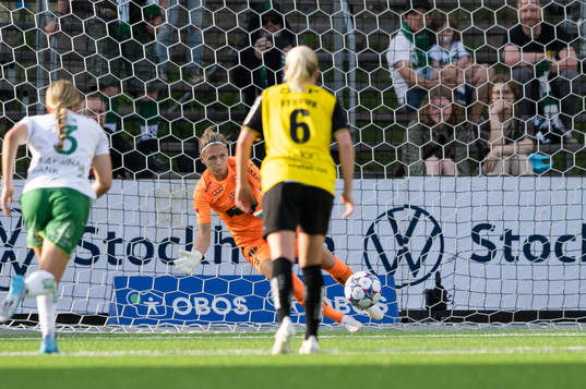 Häckens målvakt Jennifer Falk räddar straff
