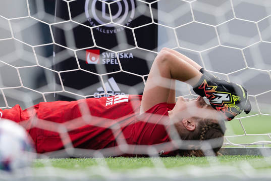 Hammarbys målvakt Anna Tamminen har ont