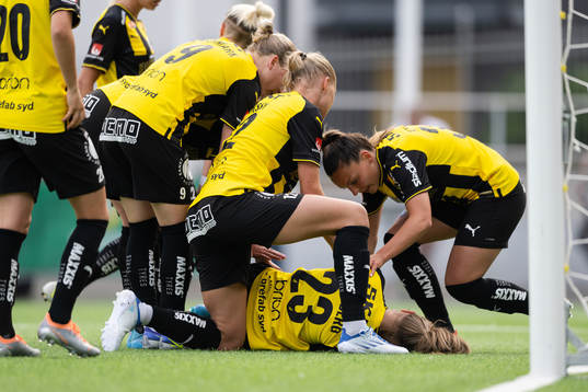 Häckens spelare jublar med Andrine Stolsmo Hegerberg