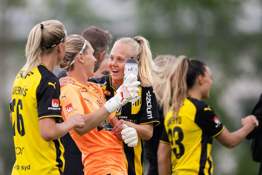 Häckens målvakt Jennifer Falk och Luna Nörgaard Gevitz