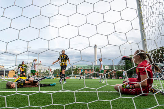 Häckens Andrine Stolsmo Hegerberg och Hammarbys målvakt