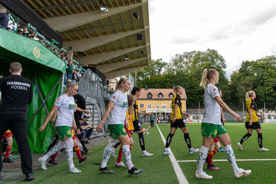 Spelarna gör entré till fotbollsmatchen i Damallsvenskan