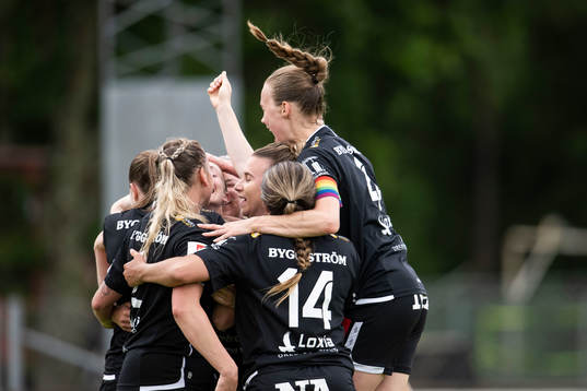 Örebros Elli Pikkujämsä jublar med lagkamrater