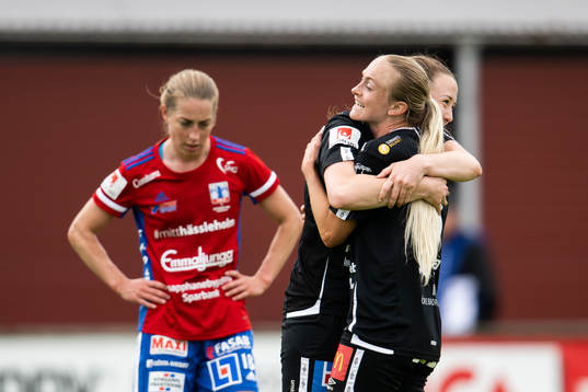 Örebros Maja Regnås och Michaela Kovacs jublar