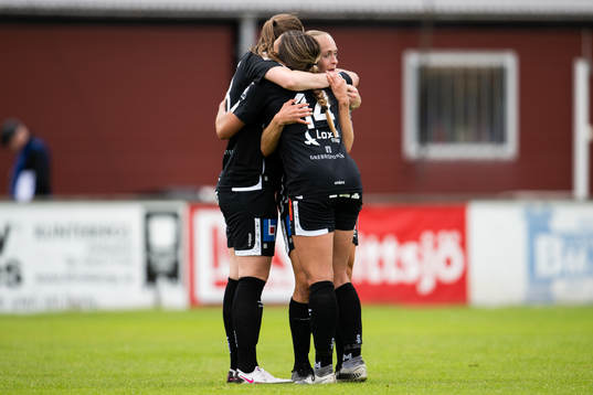 Örebros Maja Regnås, Carly Wickenheiser och Michaela