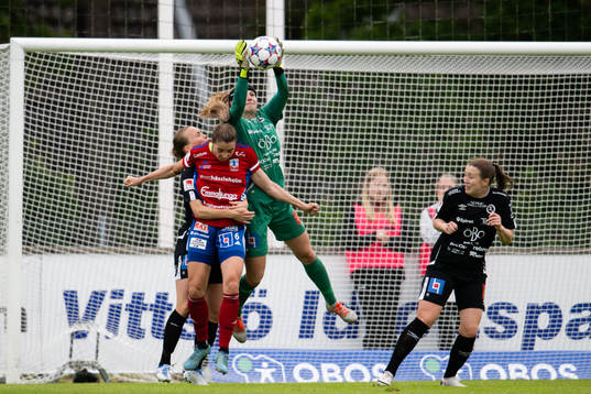Örebros målvakt Tove Enblom och Vittsjös Clara Markstedt