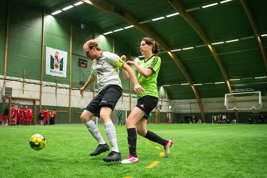 Kick Offs Victoria Wentz i en duell i b-finalen i fotboll