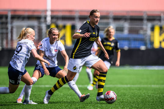 AIKs Jenny-Julia Danielsson och FC Rosengårds Sofie Bruun