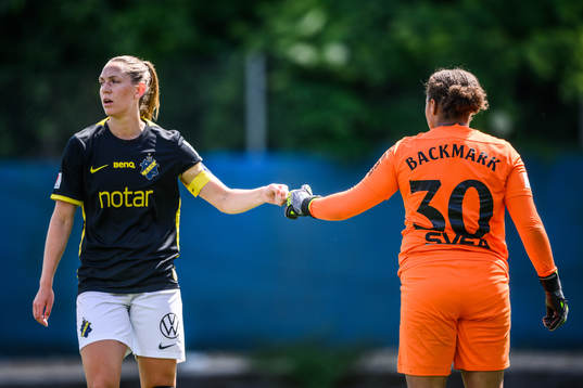 AIKs Jennie Nordin och målvakt Serina Iddrisu Backmark