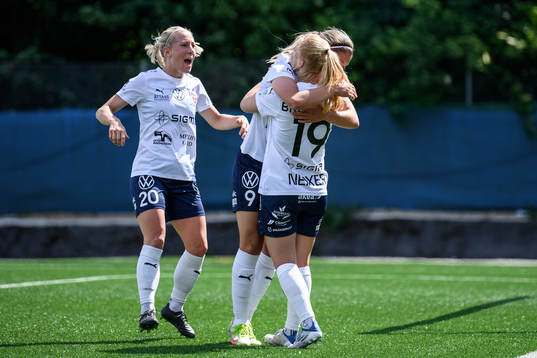 FC Rosengårds Sofie Bruun Bredgaard jublar med lagkamrater
