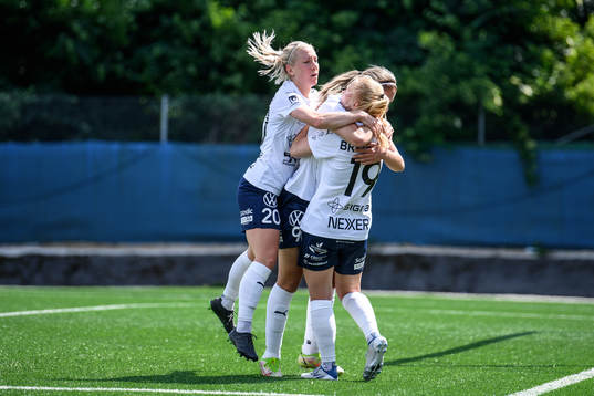 FC Rosengårds Sofie Bruun Bredgaard jublar med lagkamrater