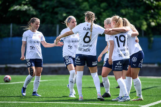 FC Rosengårds Sofie Bruun Bredgaard jublar med lagkamrater