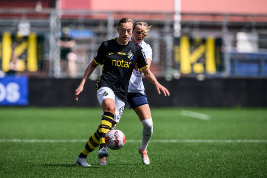 AIKs Jenny-Julia Danielsson och FC Rosengårds Ria Noora