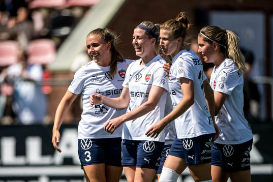 FC Rosengårds Olivia Schough jublar med lagkamrater