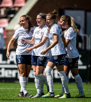 FC Rosengårds Olivia Schough jublar med lagkamrater