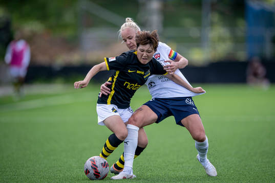 AIKs Honoka Hayashi och FC Rosengårds Caroline Seger