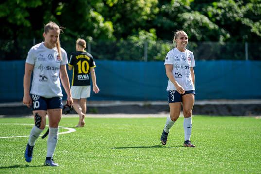 FC Rosengårds Jelena Cankovic och Gudrun Arnardottir jublar