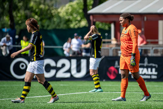 AIKs Honoka Hayashi och målvakt Serina Iddrisu Backmark