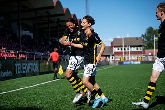 s Taha Ayari jublar med Ayo Rupia-Ellis