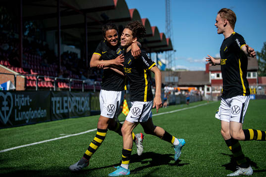 s Taha Ayari jublar med Ayo Rupia-Ellis